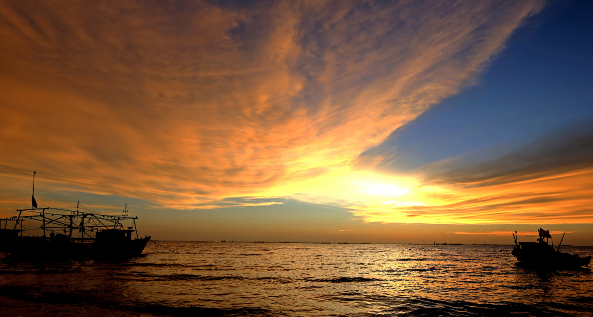 石角晚霞：渔舟晚唱 归帆点点